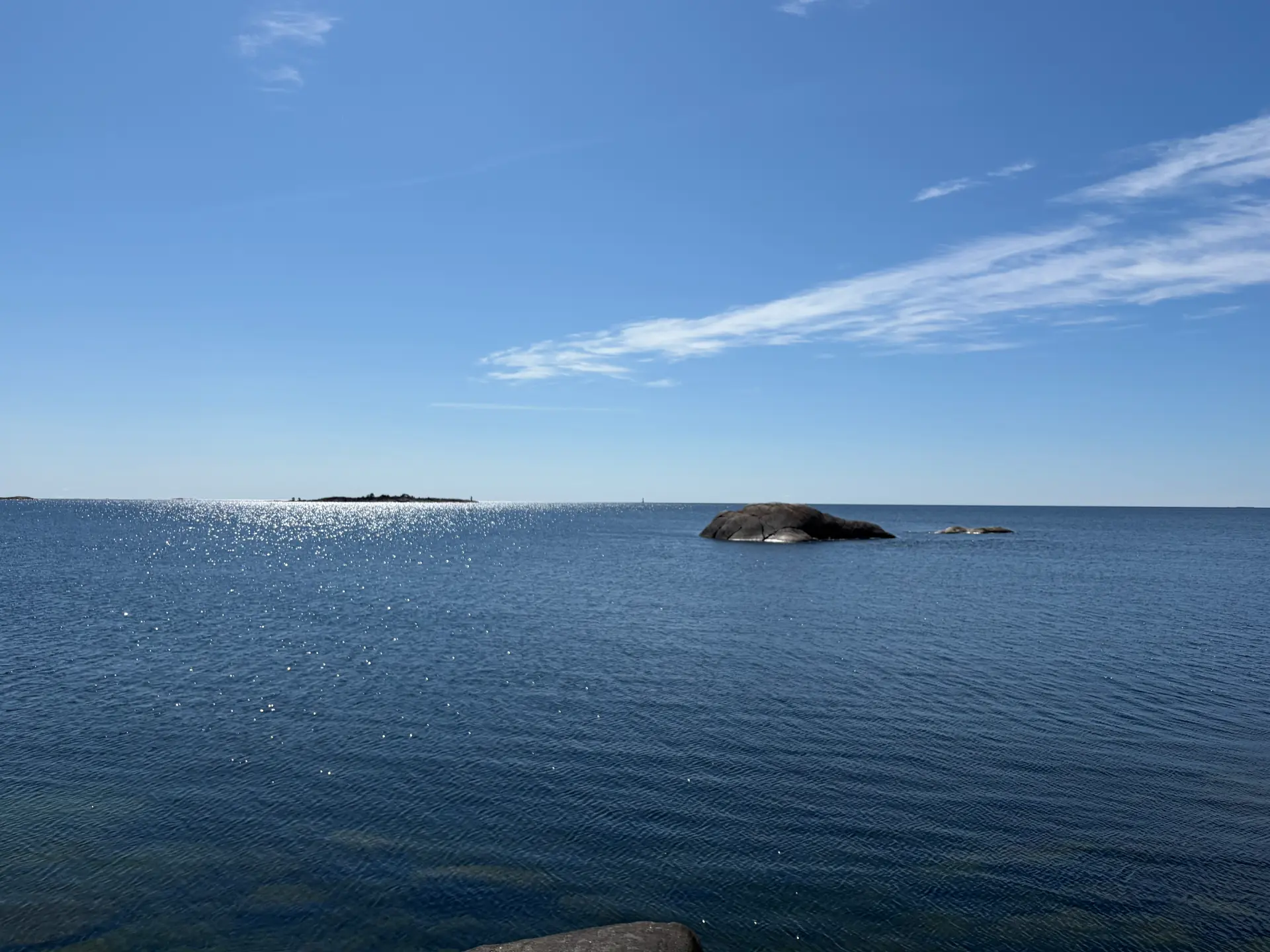 Svensk skärgård med kobbar och glittrande hav en klar sommardag