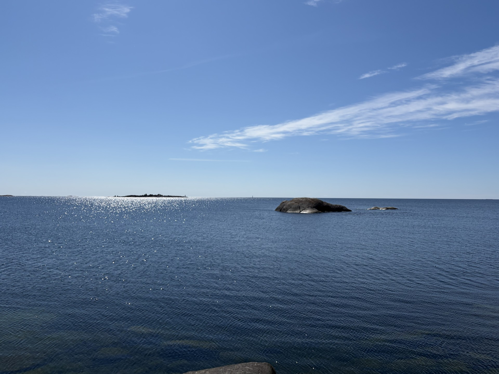 Stilla svensk skärgård med skär och öppen horisont en klar sommardag