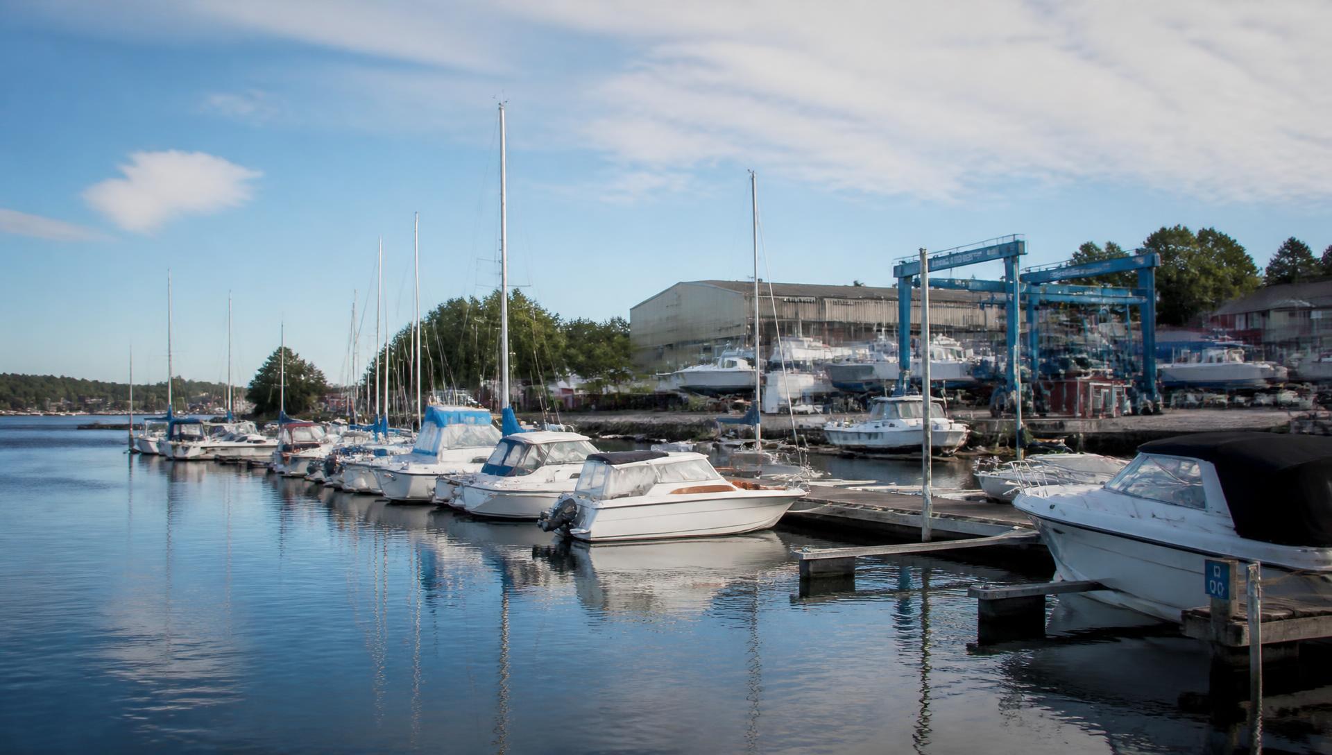 Båtar förtöjda i en svensk småbåtshamn